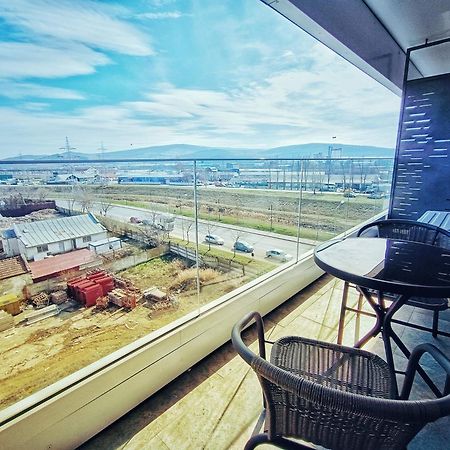 Super Apartments Near Airport With Shop & Free Parking 雅西 外观 照片