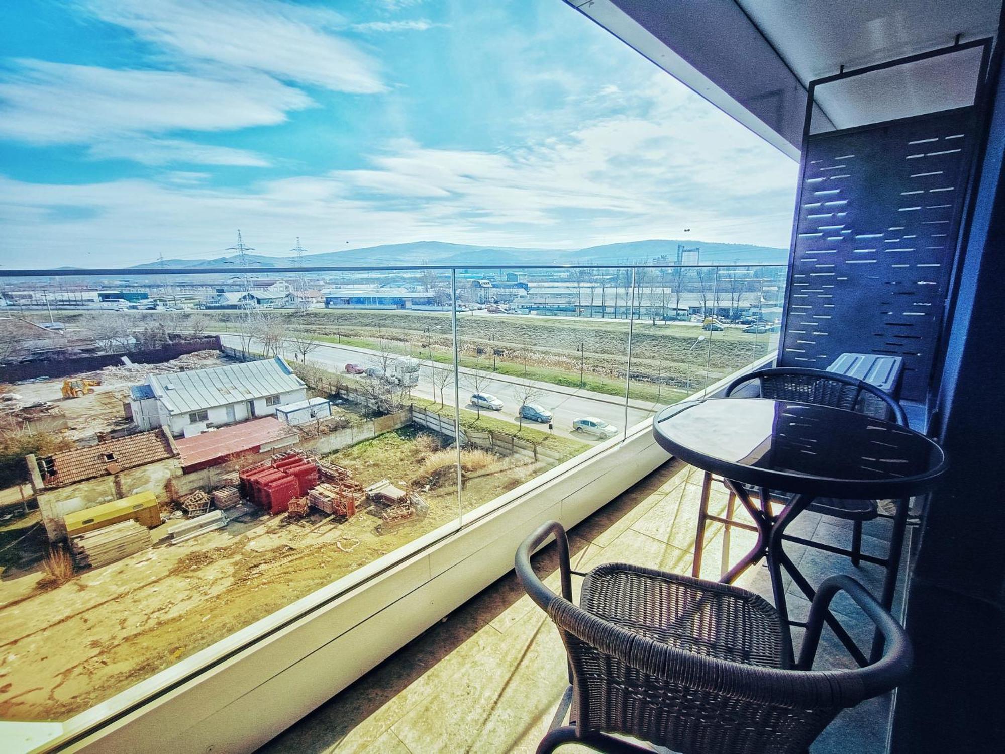 Super Apartments Near Airport With Shop & Free Parking 雅西 外观 照片