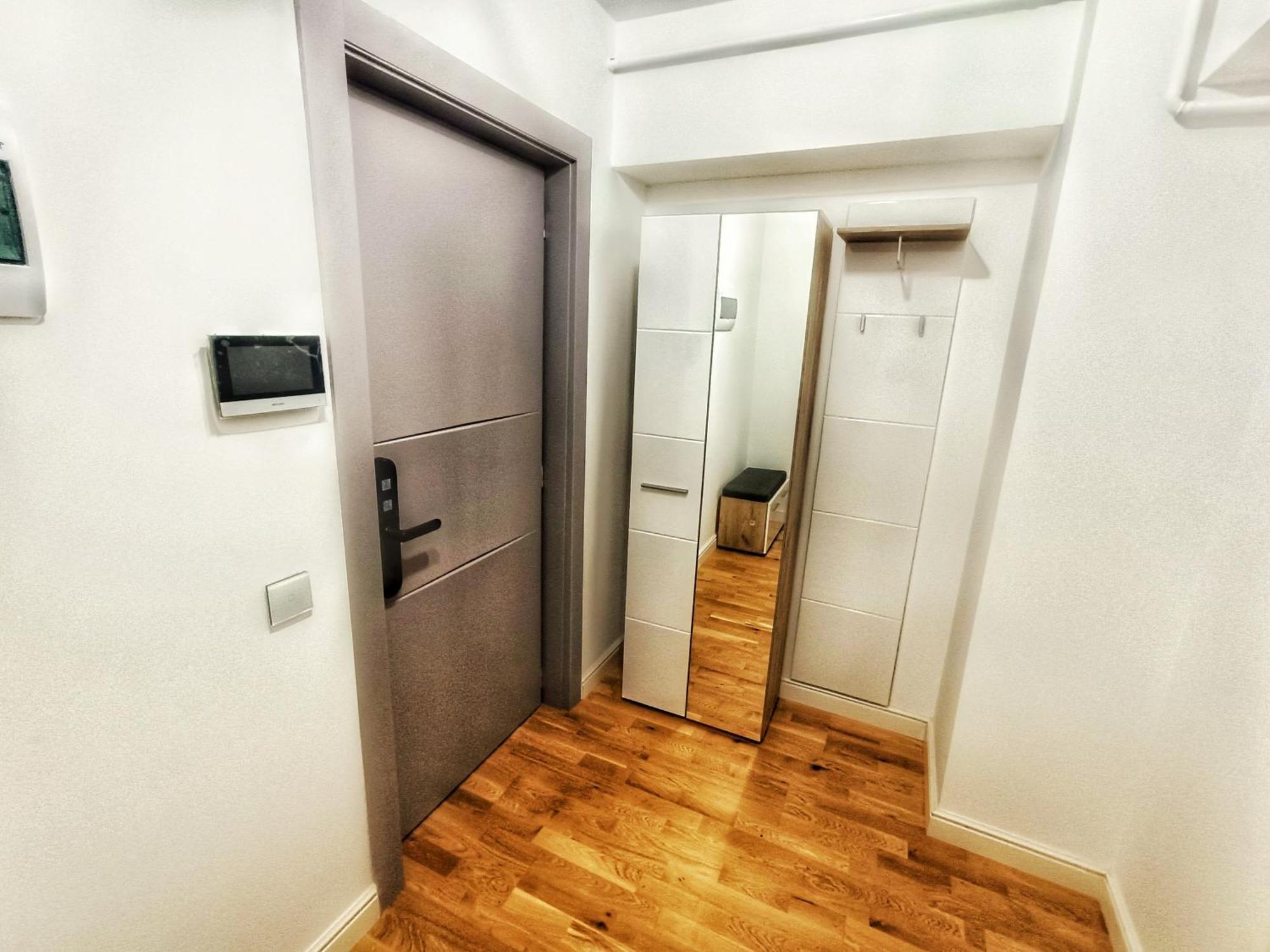 Super Apartments Near Airport With Shop & Free Parking 雅西 外观 照片