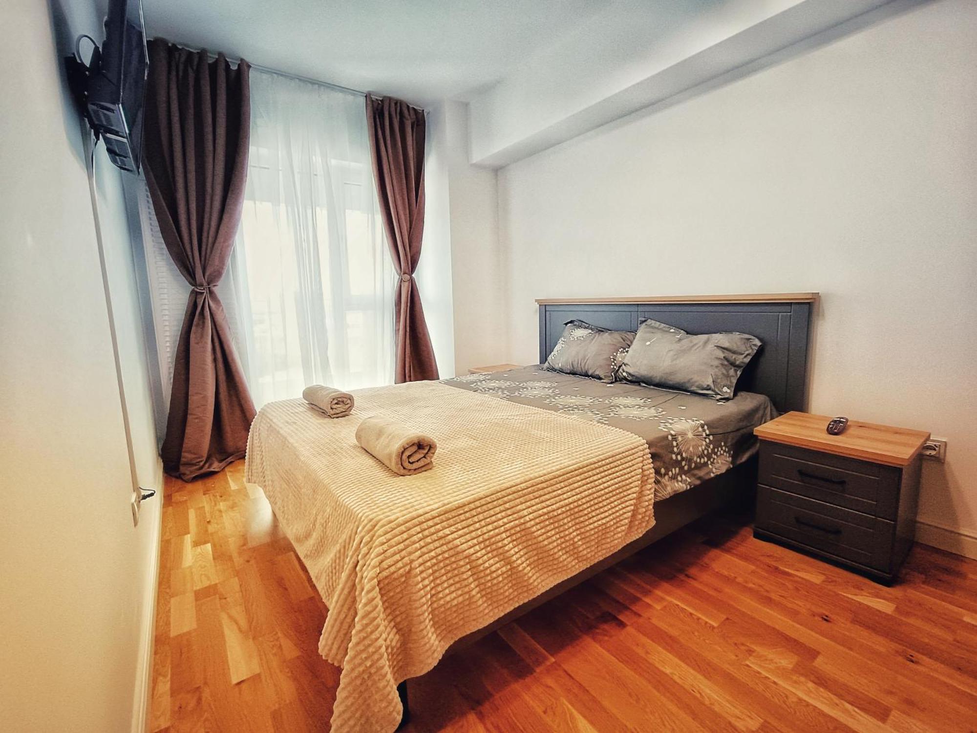 Super Apartments Near Airport With Shop & Free Parking 雅西 外观 照片